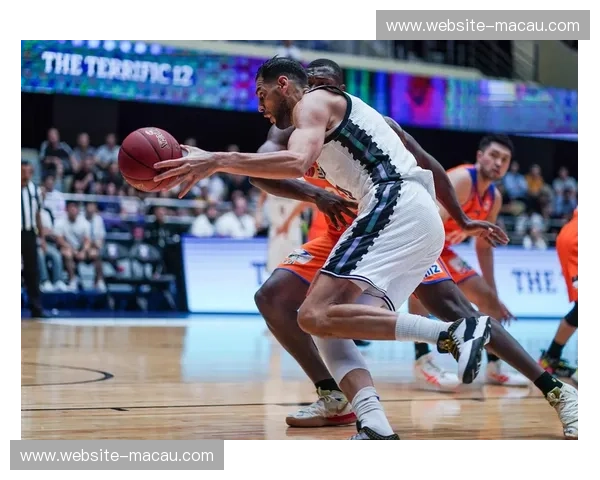 斯洛特赛后拒绝评价裁判 但暗示格伊早该被红牌罚下